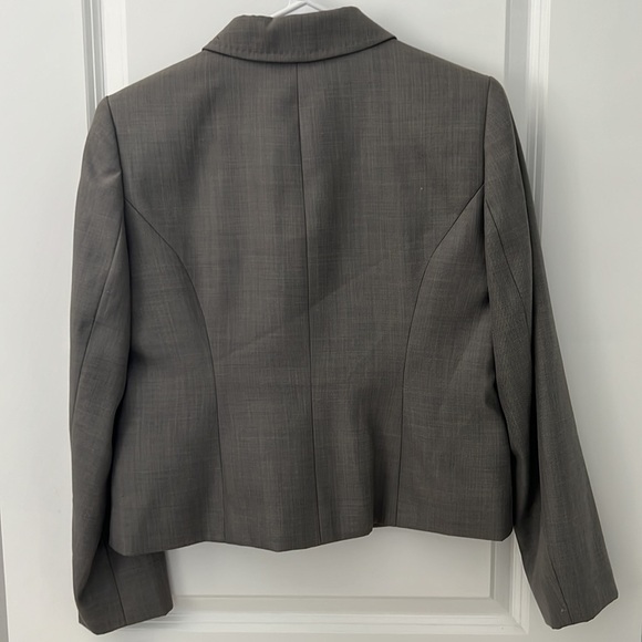 Anne Klein woman’s suit jacket. Gray. - Picture 5 of 8